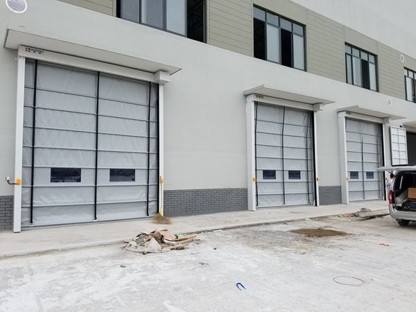 君格工程安装柔性堆积门、工业快速门